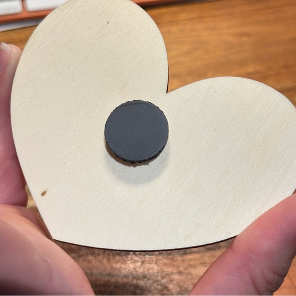 HEART - handmade/painted wooden magnet - Picture 4 of 4